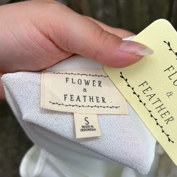 NWT FLOWER & FEATHER PUFF SLEEVE BLOUSE - Picture 4 of 4